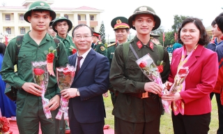 Đồng chí Trần Thị Hằng, Phó Chủ tịch HĐND tỉnh Bắc Ninh dự lễ giao, nhận quân tại phường Việt Yên